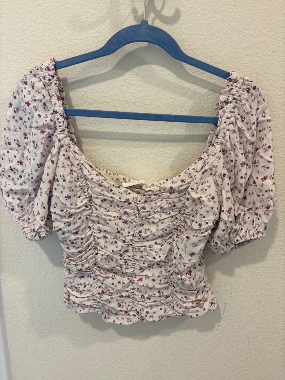 ASTR floral ruched puff sleeve top size large - Picture 2 of 7